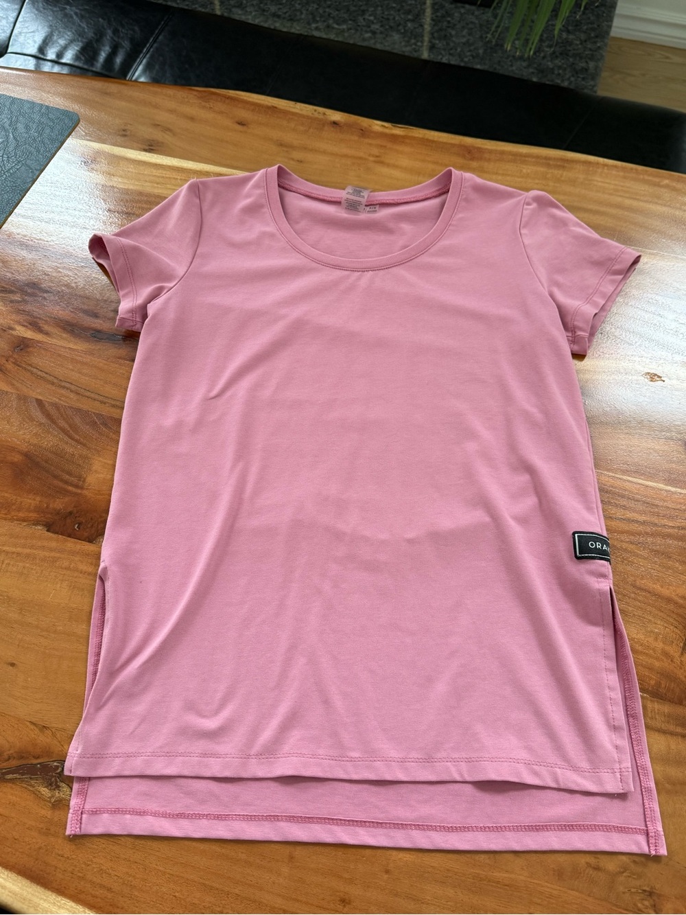 T-shirt rose avec fente sur les côté